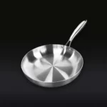Poêle Inox Essentielle 22 cm en acier inoxydable 18/10 sur fond noir, idéale pour une cuisson saine et homogène