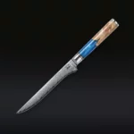 Couteau à désosser japonais Maison Aoki™ en acier Damas VG10 avec manche en bois et résine bleutée.