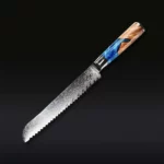 Couteau à Pain Maison Aoki™ avec lame dentelée en acier Damas VG10 et manche en bois et résine bleutée, sur fond noir élégant.