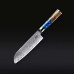Couteau Santoku japonais en acier Damas 67 couches, manche bois et résine bleue signé Maison Aoki, alternative haut de gamme à Maison Damas.