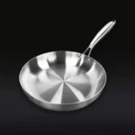 Poêle en acier inoxydable CoreSteel 28 cm avec structure triple couche 3 plis, pour une cuisson homogène et précise, inspirée des modèles haut de gamme HexClad et AtmaKitchenware.